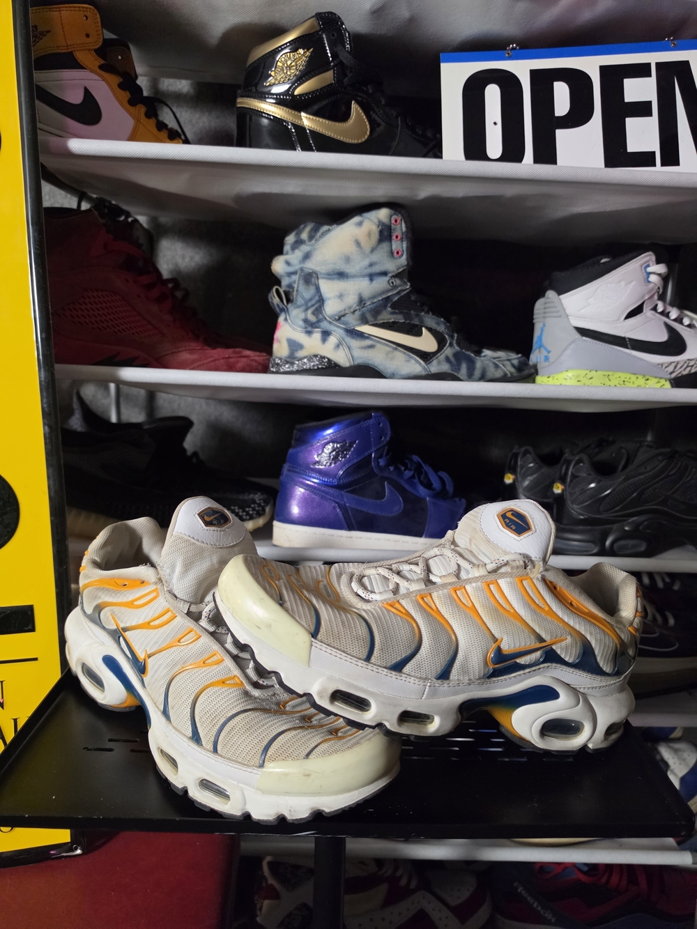 🔥 Nike Air Max Plus Men's Size 9.5 Beige, Orange & Blue TN Tuned Sneakers